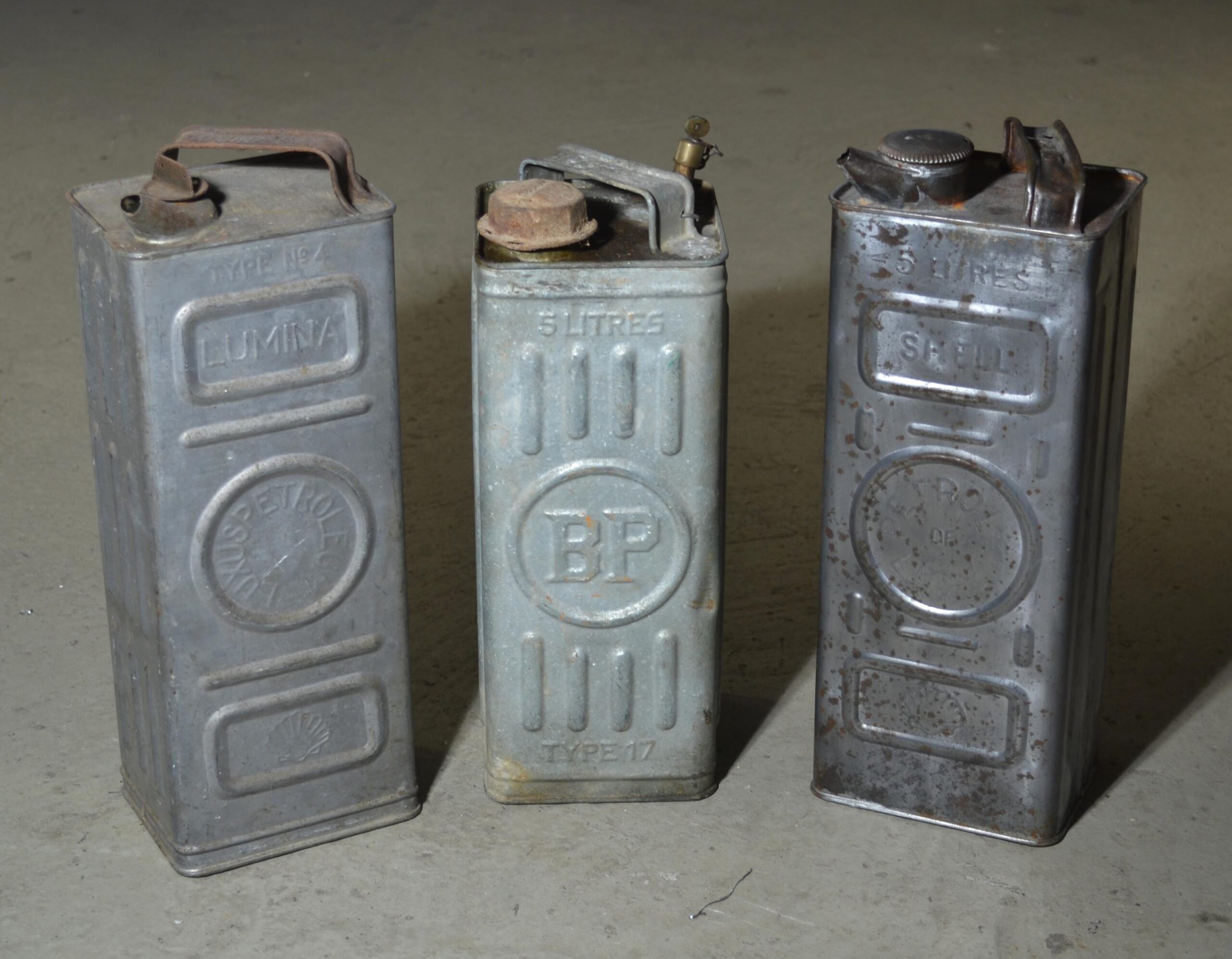 Bidons de pétrole 5 et 10 litres Shell et BP, d'origine Suisse des années 1930 à 50