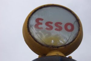 Ancien globe ESSO (monté sur pompe)