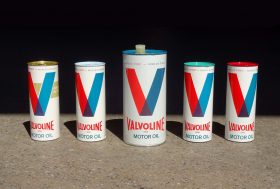 Bidons d'huile Valvoline produits à partir des années 1960.