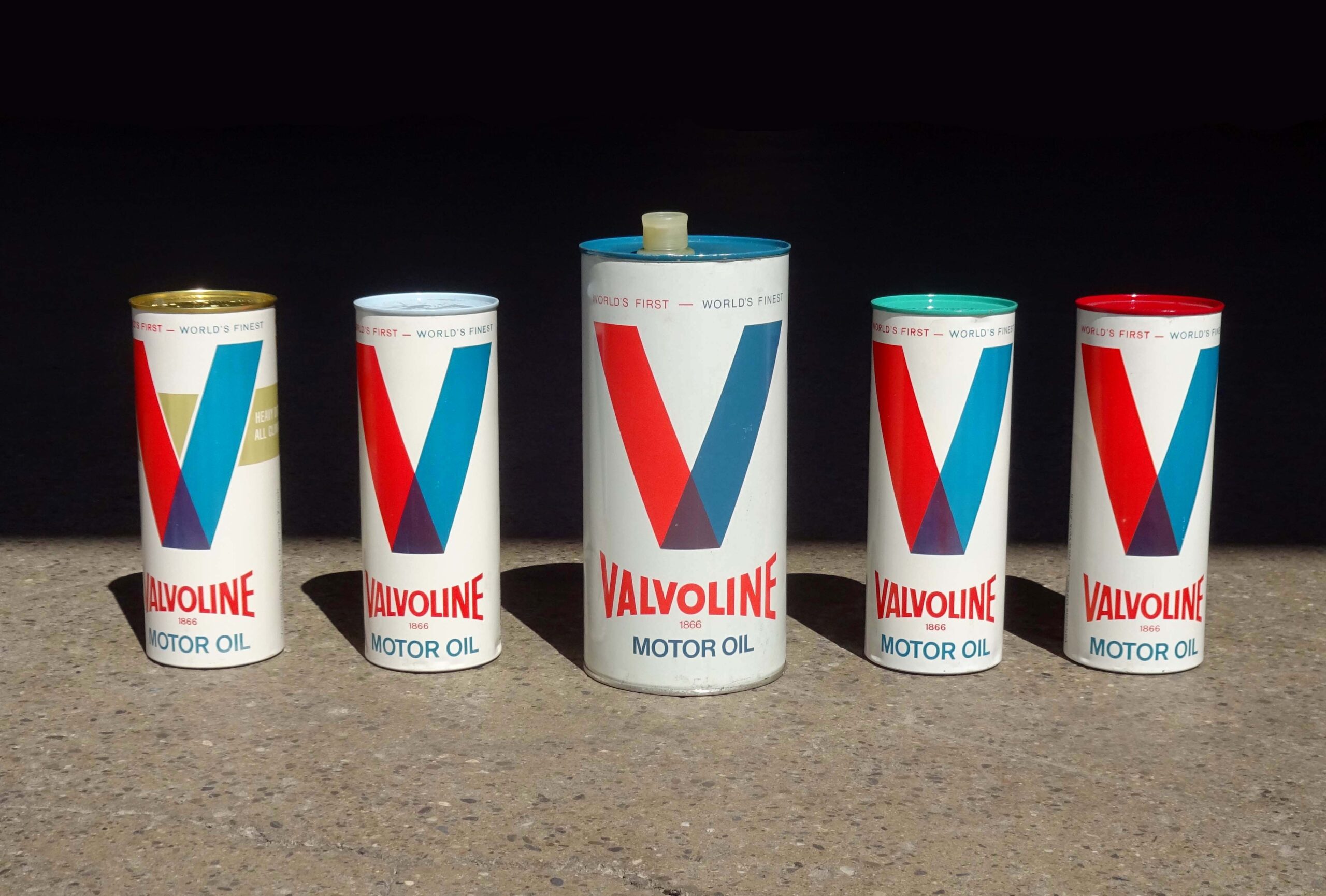 Bidons d'huile Valvoline produits à partir des années 1960.