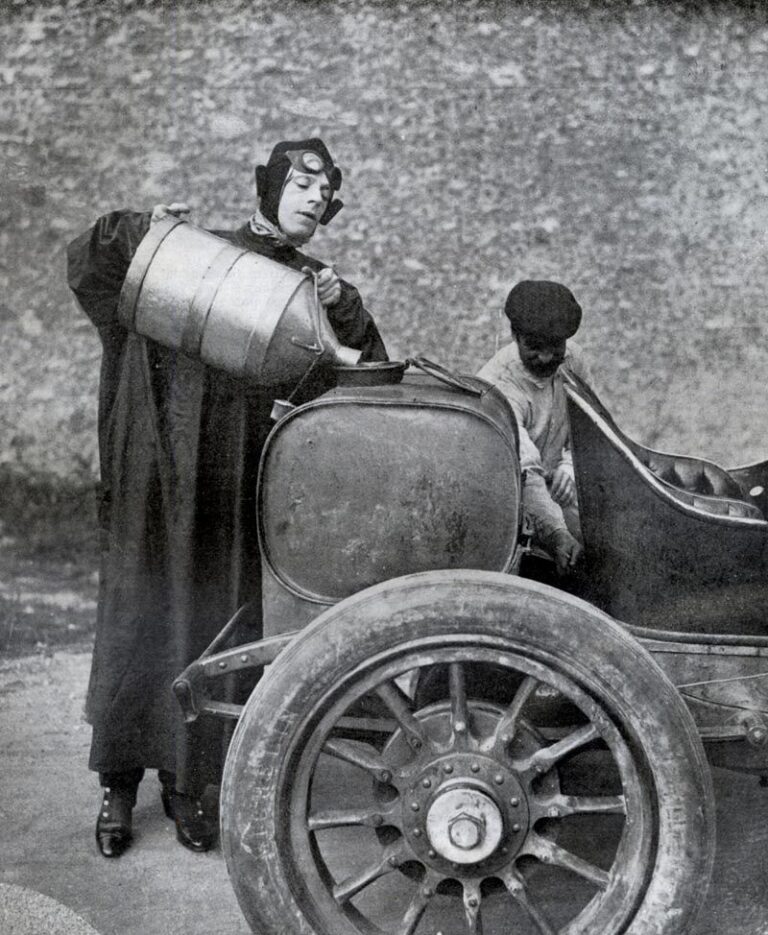 Les conducteurs devaient acheter l'essence en bidon. Il la versaient dans le réservoir à l’aide d’un entonnoir sur lequel était placée une peau de chamois. (Photo de 1909 © babethhistoires.unblog.fr)