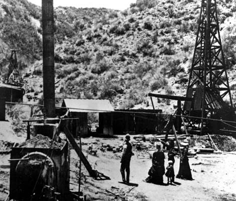 Photo du puits n°4, en 1877, par Carleton Watkins. (© Bibliothèque publique de Los Angeles - Wikipédia)