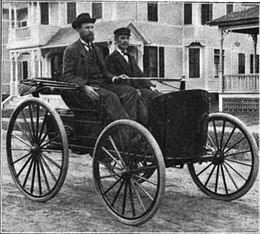 Frank et Charles Duryea sur une voiture à pétrole, en 1894