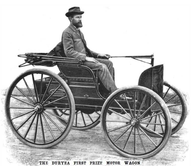 Le 28 novembre 1895, Frank Duryea remporte le Chicago Times-Herald race qui titre « The Frank Duryea first prize motor wagon ».