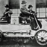 Voiture de course Lohner-Porsche , pilotée par E.W. Hart de la société E.W. Hart & Company, Luton, avec Ferdinand Porsche à ses côtés (© wikipedia.org)