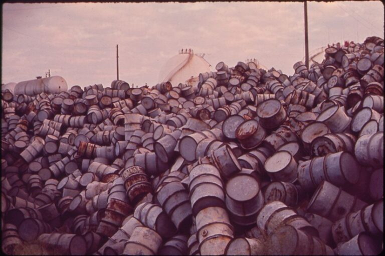 Photographie montrant une montagne de fûts de pétrole endommagés près de la raffinerie Exxon à Baton Rouge, en Louisiane (1972). John Messina/National Archives and Records Administration (© bunkhistory.org)