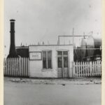 Image fournie par la Société historique du Missouri. Une pancarte sur le bâtiment indique : « La première station-service au monde a été construite sur ce site en 1905 par l’Automobile Gasoline Co. et acquise en 1929 par Shell Petroleum Corp. » (© degadvisors.com)