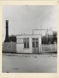 Image fournie par la Société historique du Missouri. Une pancarte sur le bâtiment indique : « La première station-service au monde a été construite sur ce site en 1905 par l’Automobile Gasoline Co. et acquise en 1929 par Shell Petroleum Corp. » (© degadvisors.com)