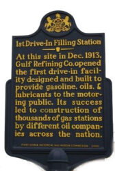 Borne historique le long du boulevard Baum de Pittsburgh (© lesblogs.motomag.com)