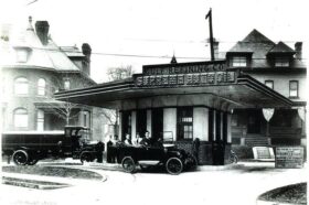Photo de la première station-service au monde, Baum Blvd. et St. Clair St., Pittsburgh, Pennsylvanie. Photo publiée avec l'aimable autorisation de L'étrange, mystérieuse et fascinante histoire de Pittsburgh (© theclio.com)