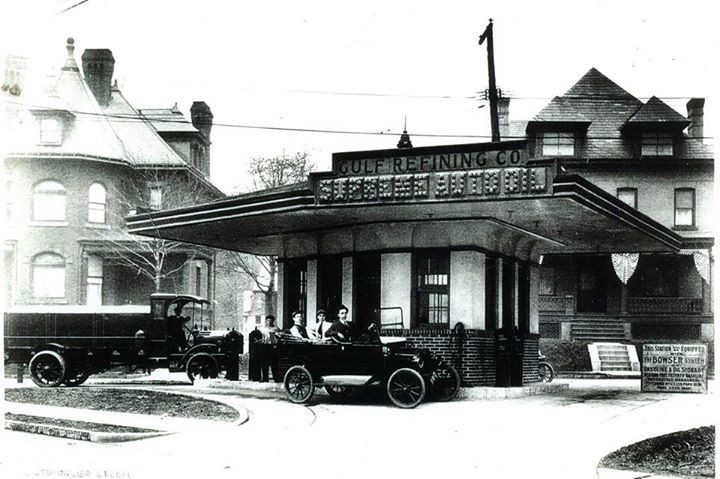 Photo de la première station-service au monde, Baum Blvd. et St. Clair St., Pittsburgh, Pennsylvanie. Photo publiée avec l'aimable autorisation de L'étrange, mystérieuse et fascinante histoire de Pittsburgh (© theclio.com)