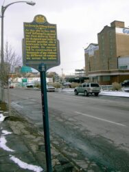Borne historique le long du boulevard Baum de Pittsburgh.