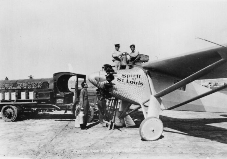 En 1927, on fait le plein d'essence Red Crown pour traverser l'océan Atlantique. Charles Lindbergh, à droite, tient le bidon.
