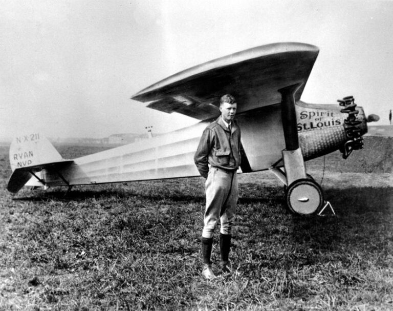 Charles Lindbergh pose devant son avion, le "Spirit of St. Louis" en 1927. AP (© la-croix.com)