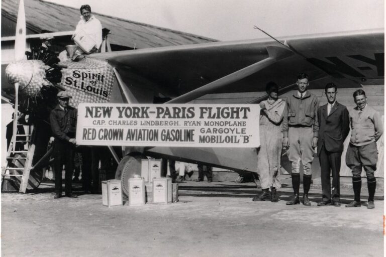 Six pilotes chevronnés perdirent la vie avant que Charles Lindbergh (ci-dessus, au-dessus du cockpit) ne devienne le premier à effectuer un vol sans escale de New York à Paris, en mai 1927, et ne remporte le prix Orteig de 25 000 $ [environ 350 000 $ aujourd’hui]. NASM (© smithsonianmag.com)