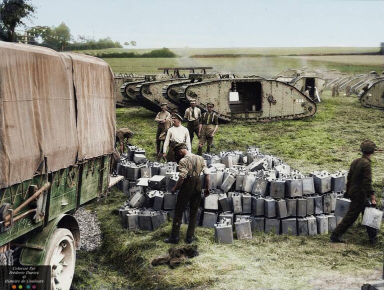 Camp de tanks britanniques en cours d'approvisionnement. Photo prise à Rollancourt (Pas-de-Calais) le 20 juin 1917 (photo colorisée par Frédéric Duriez © Les Historateurs﻿ sur Facebook)