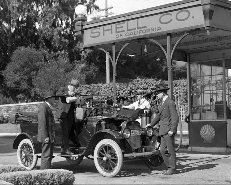 1919 SHELL OIL Gas Station-service (© etsy.com)