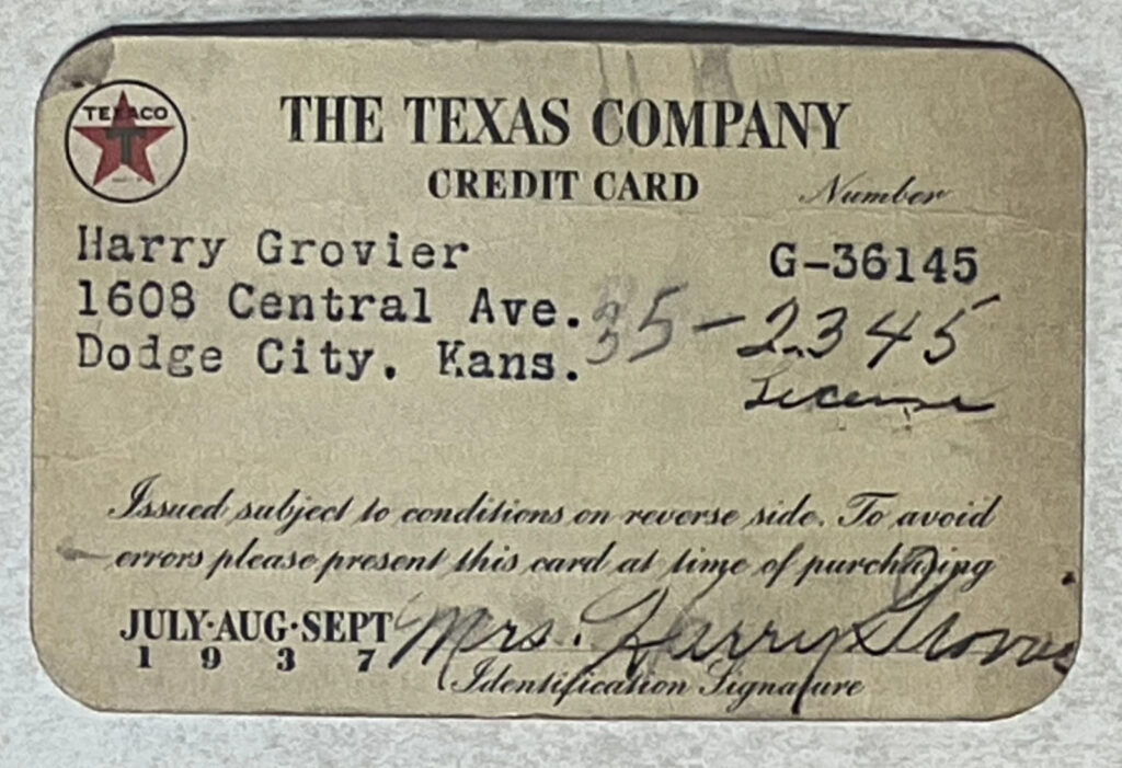1937 : Carte de crédit de la « The Texas Company » pour l'essence Texaco, destinée à un habitant de Dodge City, au Kansas (© ebay.com 1/2)