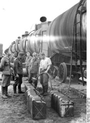 1941, Russie, Des soldats allemands remplissent des jerrycans de carburant depuis un wagon citerne