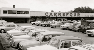Le 15 juin 1963, Carrefour ouvre le premier hypermarché en France.