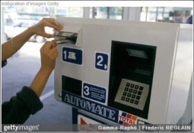 Paiement par carte de crédit dans une station service en 1986 (© gettyimages.no)