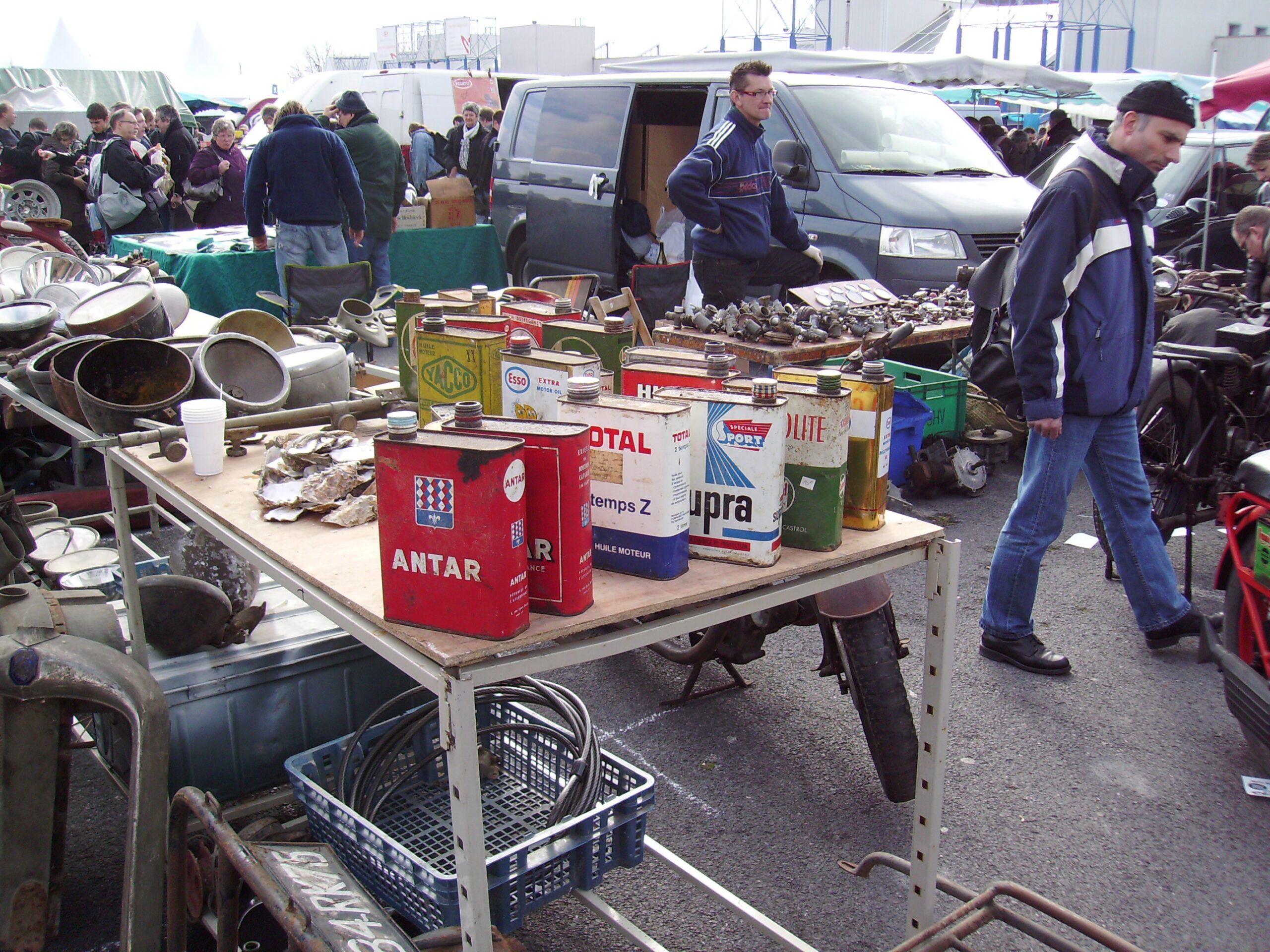 Bidons Antar et Total. Brocante Reims 2009