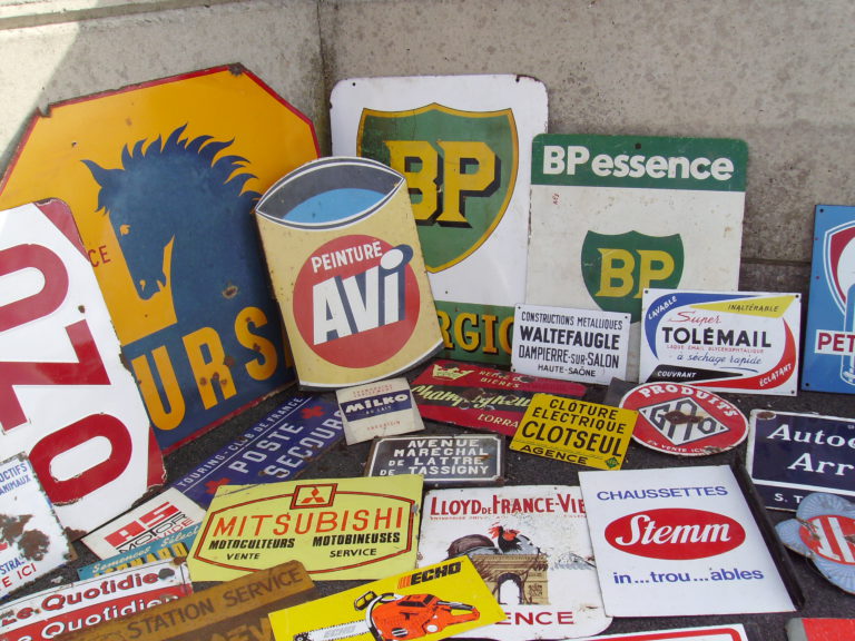 Plaques BP et AVI. Brocante Reims 2009