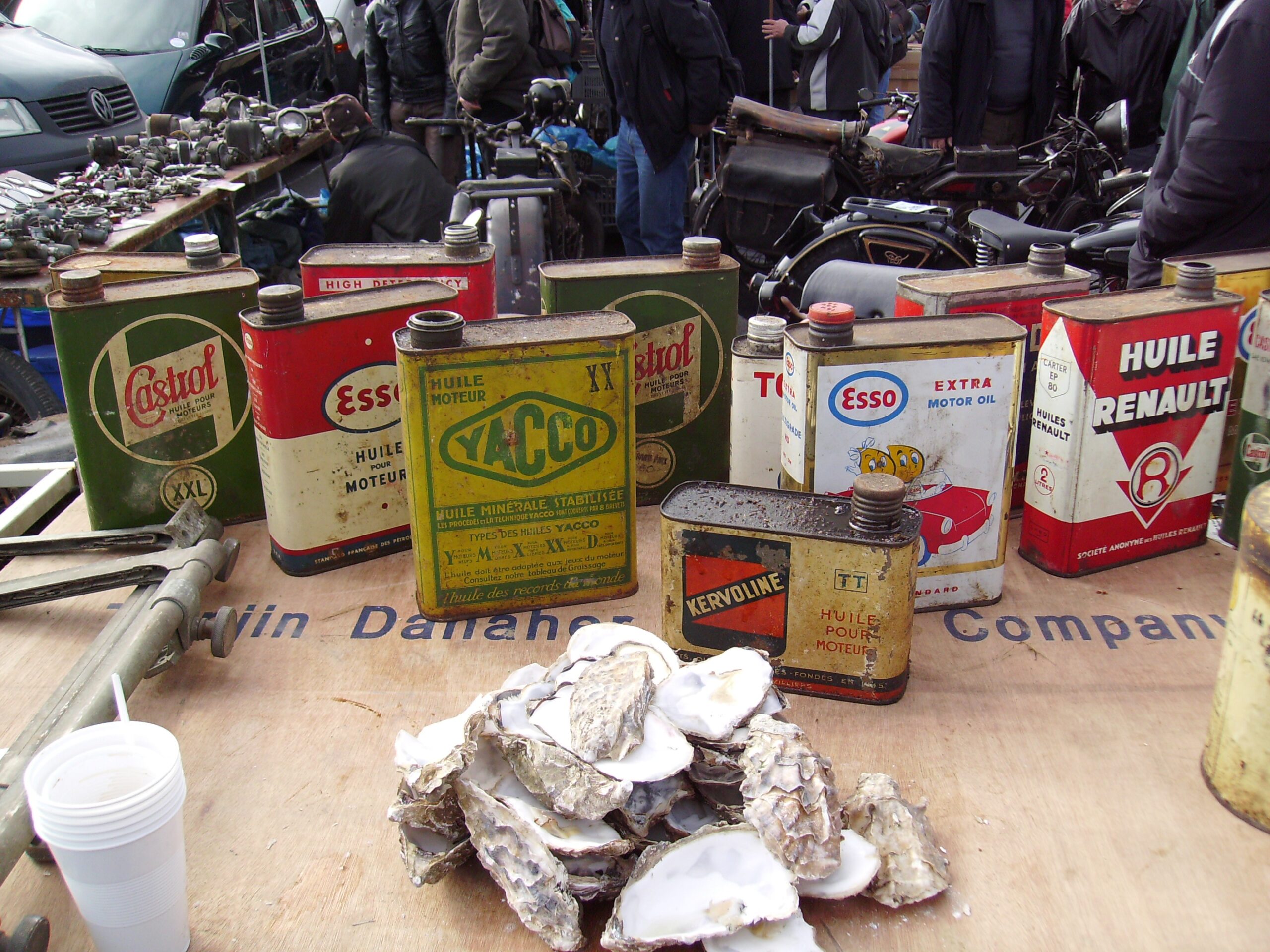 Bidons Kervoline, Esso, Renault, Castrol et Yacco. Brocante Reims 2009