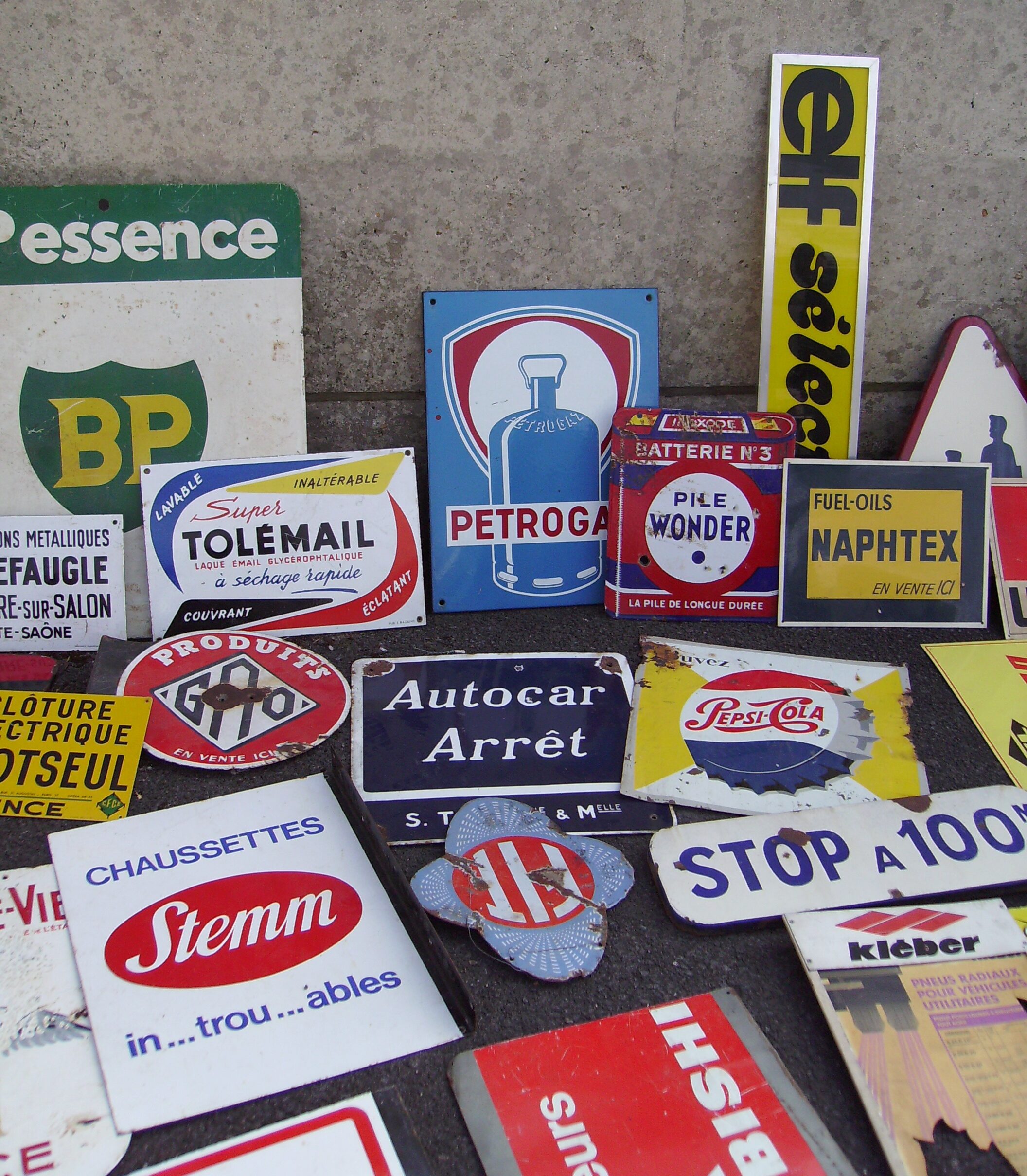 Plaques divers + Pétrogaz. Brocante Reims 2009