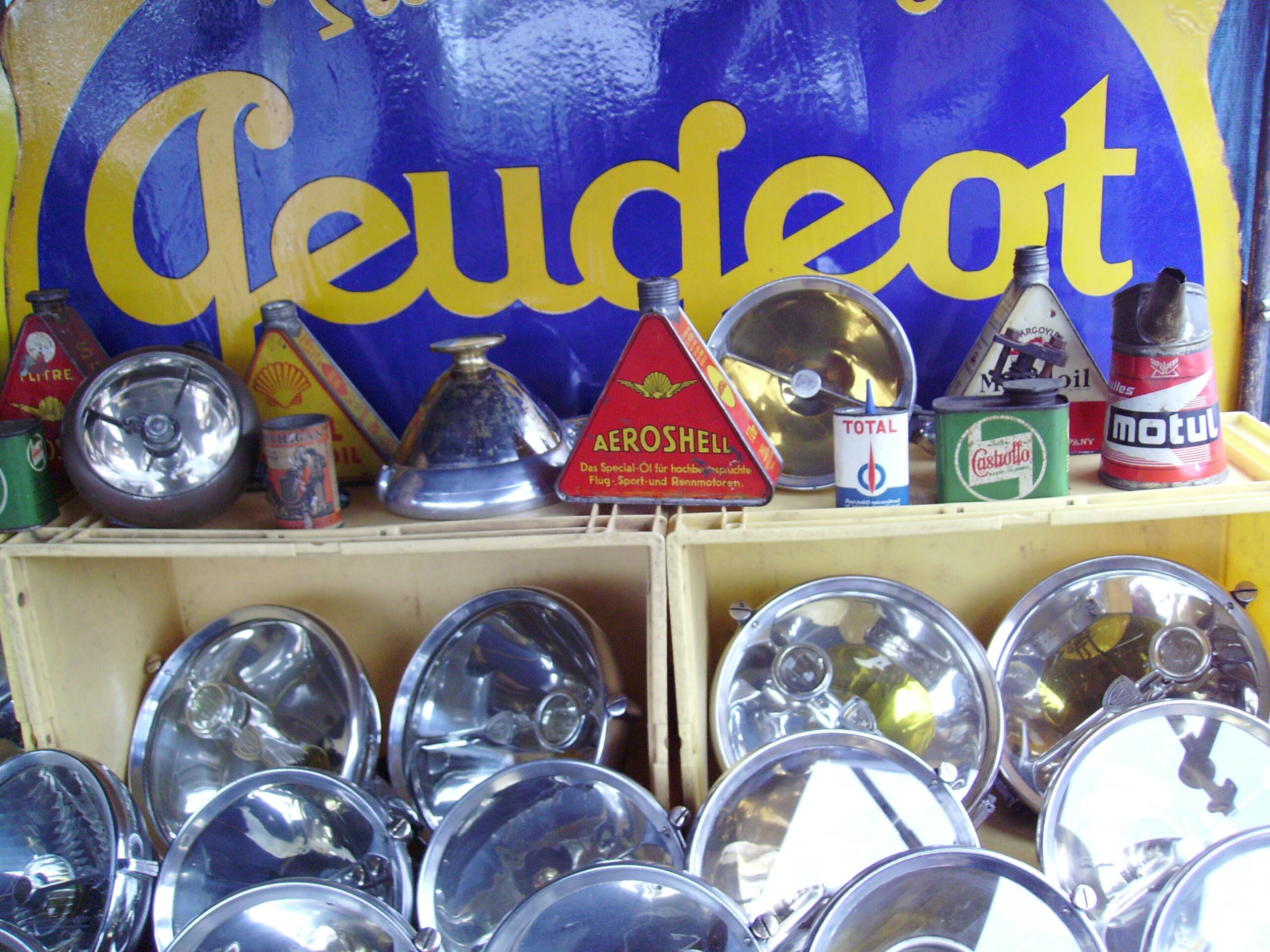 Bidons Shell, Total, Castrol et Motul. Brocante Reims 2009