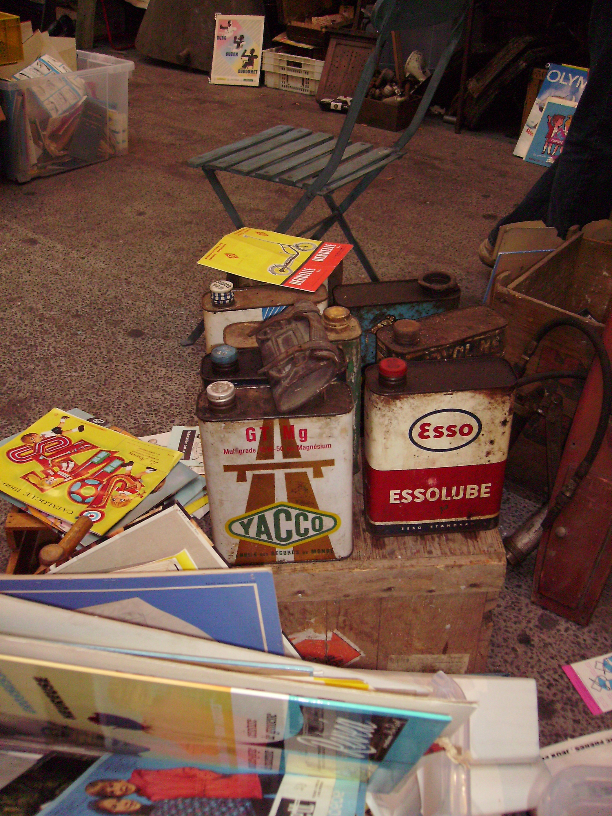 Bidons Yacco Essolube. Brocante Reims 2009