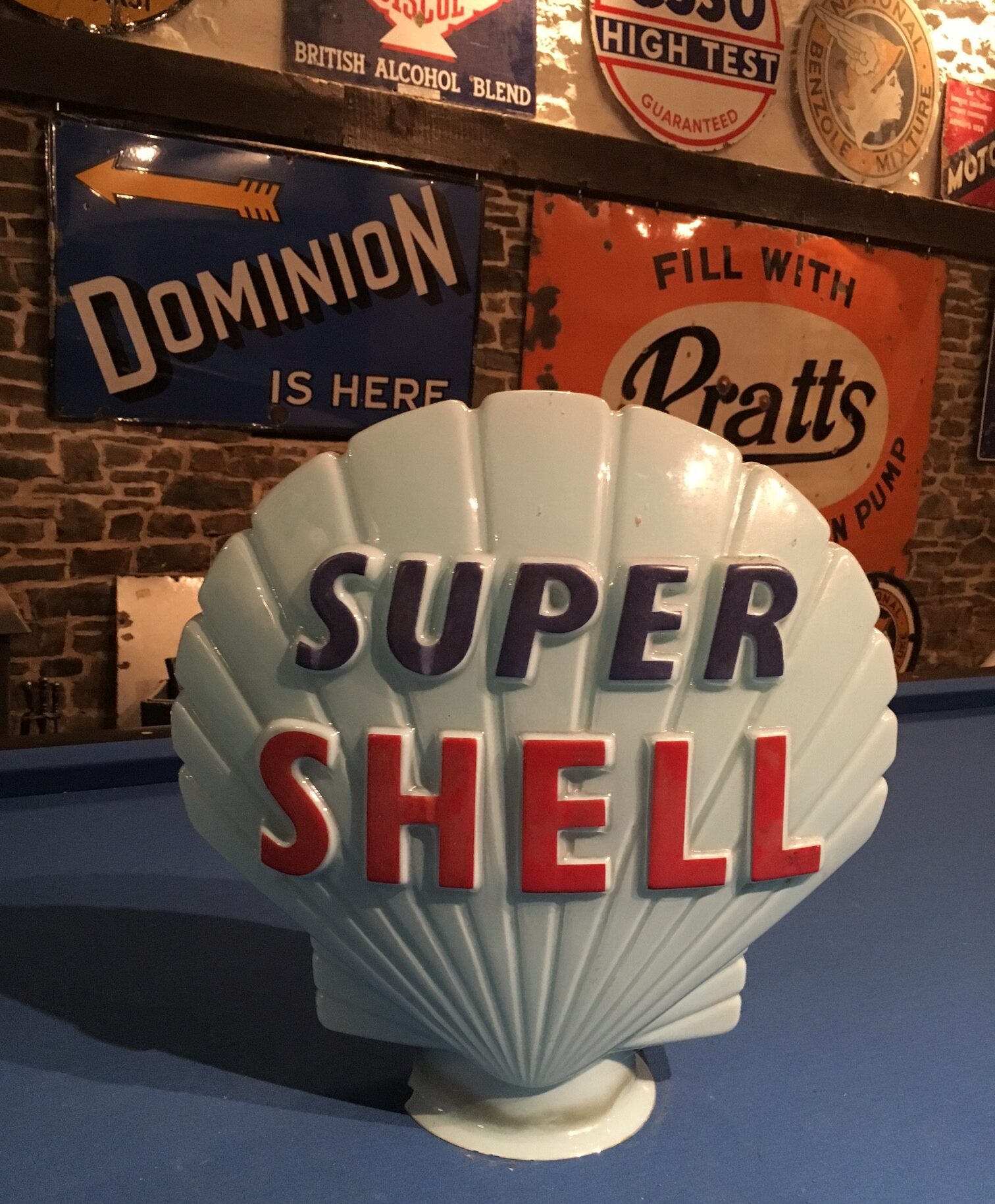 Globe "SUPER" Shell en forme de coquillage, lettrage en relief