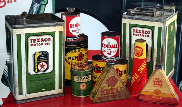 Divers bidons d'huiles et pots de graisses