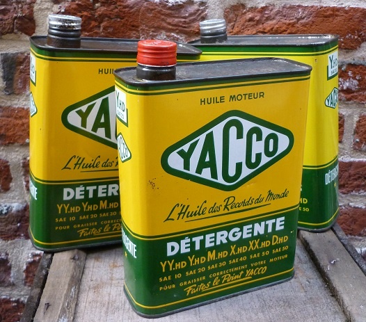 Bidons d’huile Yacco, "Détergente", en tôle lithographiée.