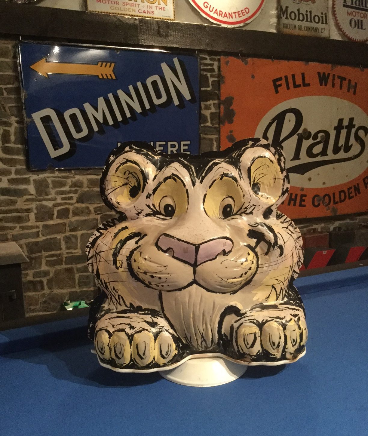 Globe "Tony" le tigre (Esso) N&B