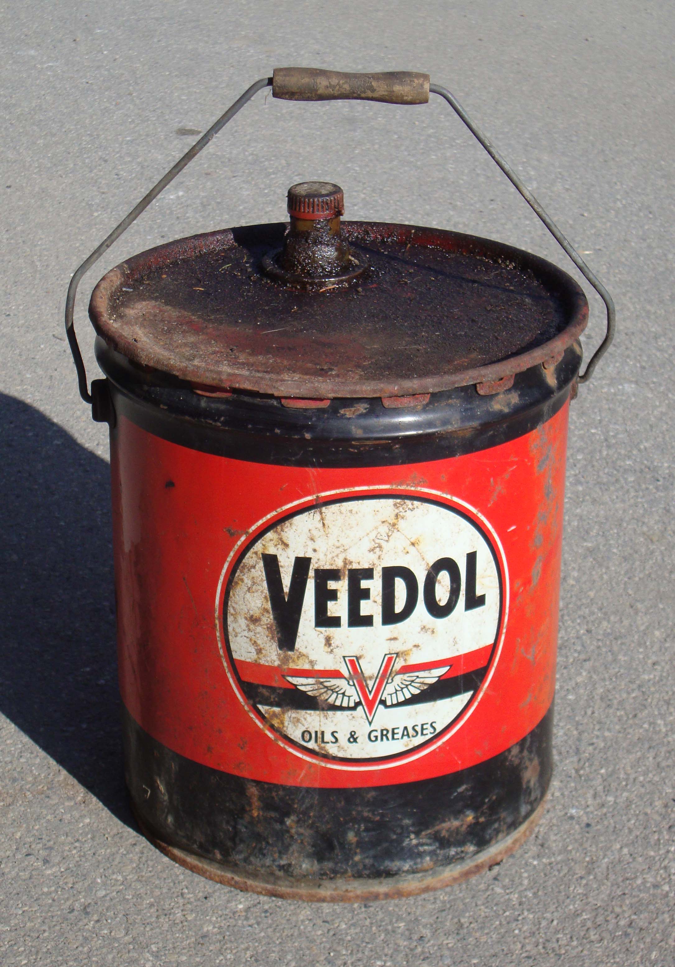 Bidons d'huile Veedol rond