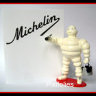 Bibendum peignant la signature Michelin