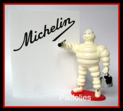 Bibendum peignant la signature Michelin