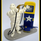 Bibendum Michelin / pompe jaune et bleu