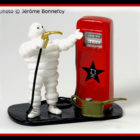 Bibendum Michelin / pompe rouge
