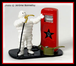 Bibendum Michelin / pompe rouge