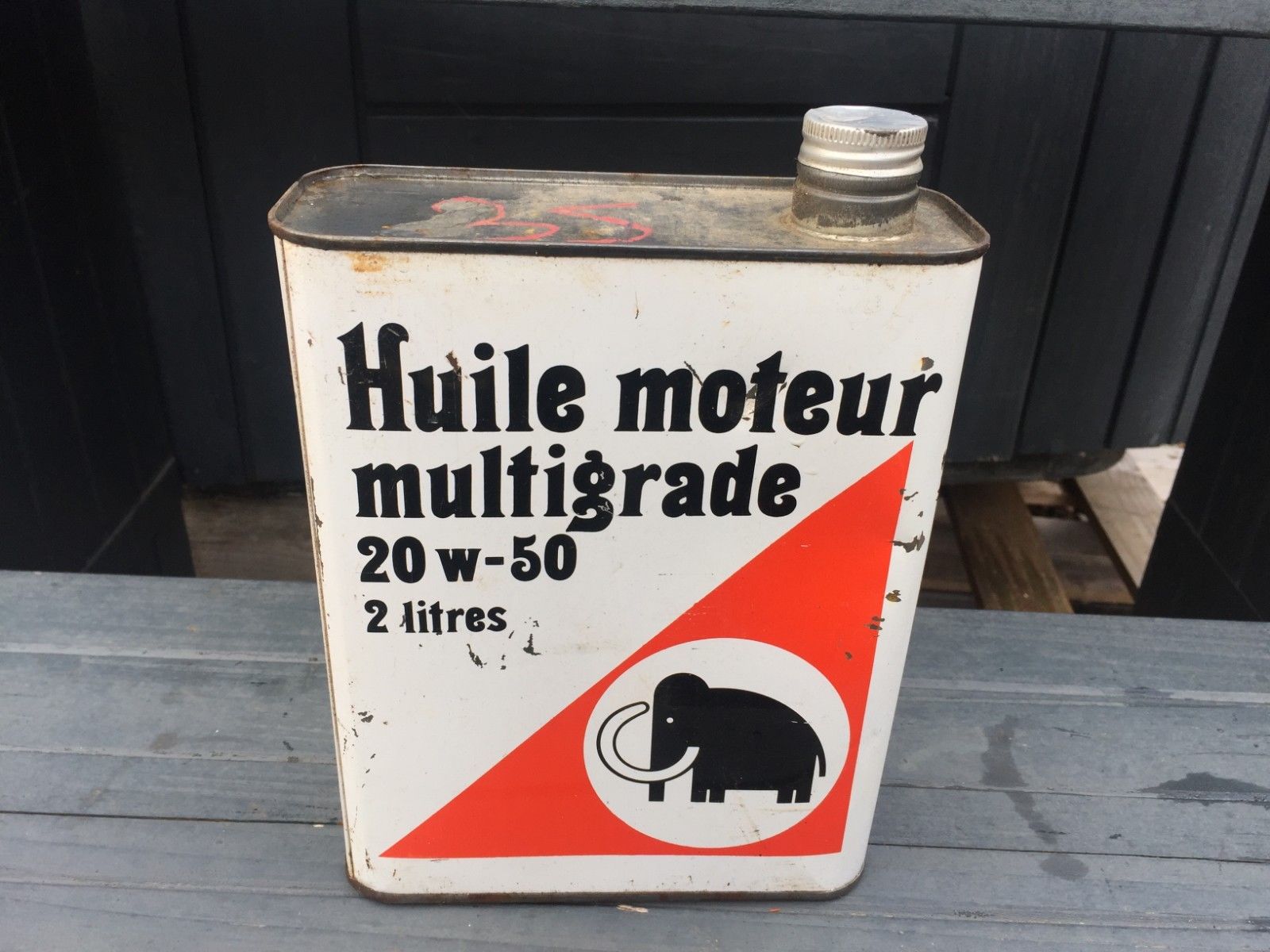 Bidon d'huile moteur pour les magasins Mammouth