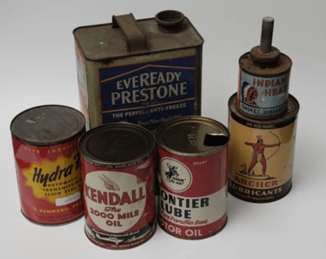 Six bidons d'huile en tôle lithographiée