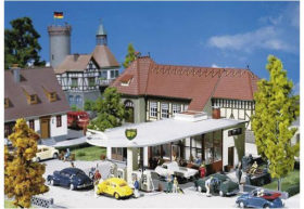 Station service dans le style architectural des années 50