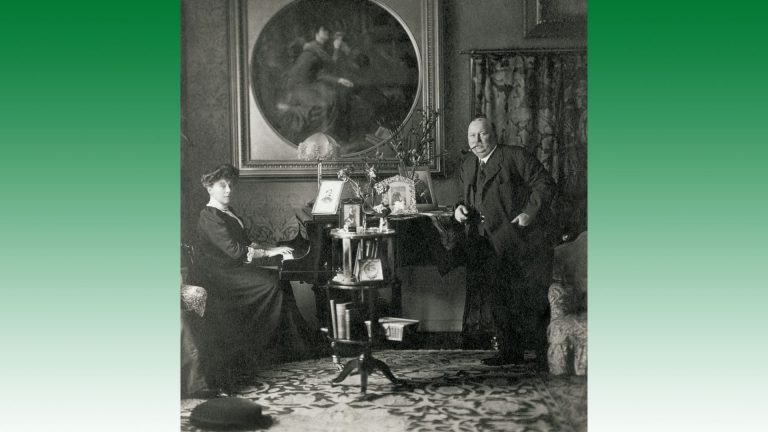 William Knox D'Arcy, fondateur de BP, avec son épouse dans leur maison édouardienne anglaise. D'Arcy entra dans l'industrie pétrolière en 1901 en obtenant une concession pétrolière en Perse