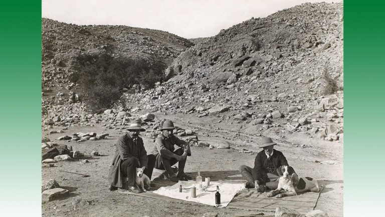 George Reynolds (à gauche), qui a dirigé l'équipe d'exploration de D'Arcy en Perse, déjeunant près de Masjid i-Suleiman avec deux de ses assistants