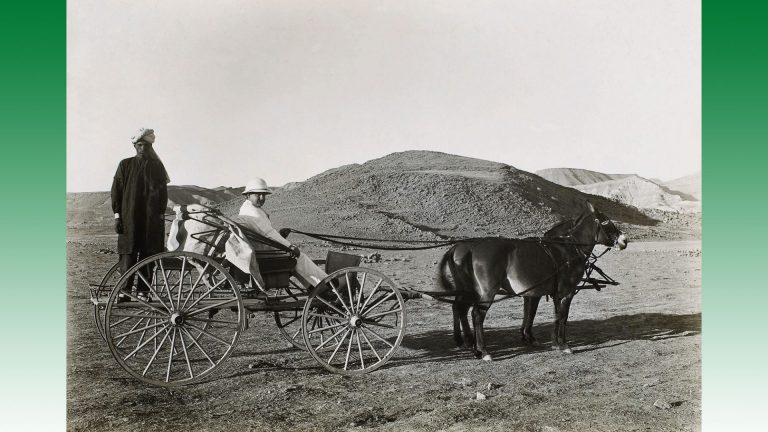 M. Bradshaw, un chef de chantier expatrié britannique, sur un chariot tiré par des mules en Perse, dans les années 1900.