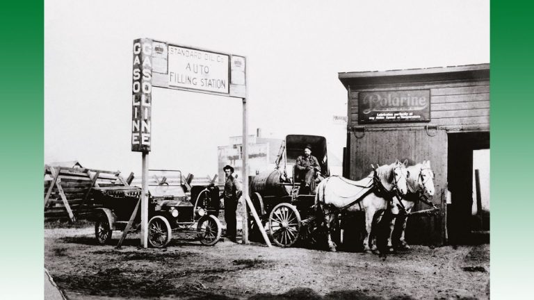 Livraison de carburant à une station-service à la fin du XIXe siècle. Wagons-citernes tirés par des chevaux, utilisés par les entreprises pour la distribution de produits pétroliers des années 1880