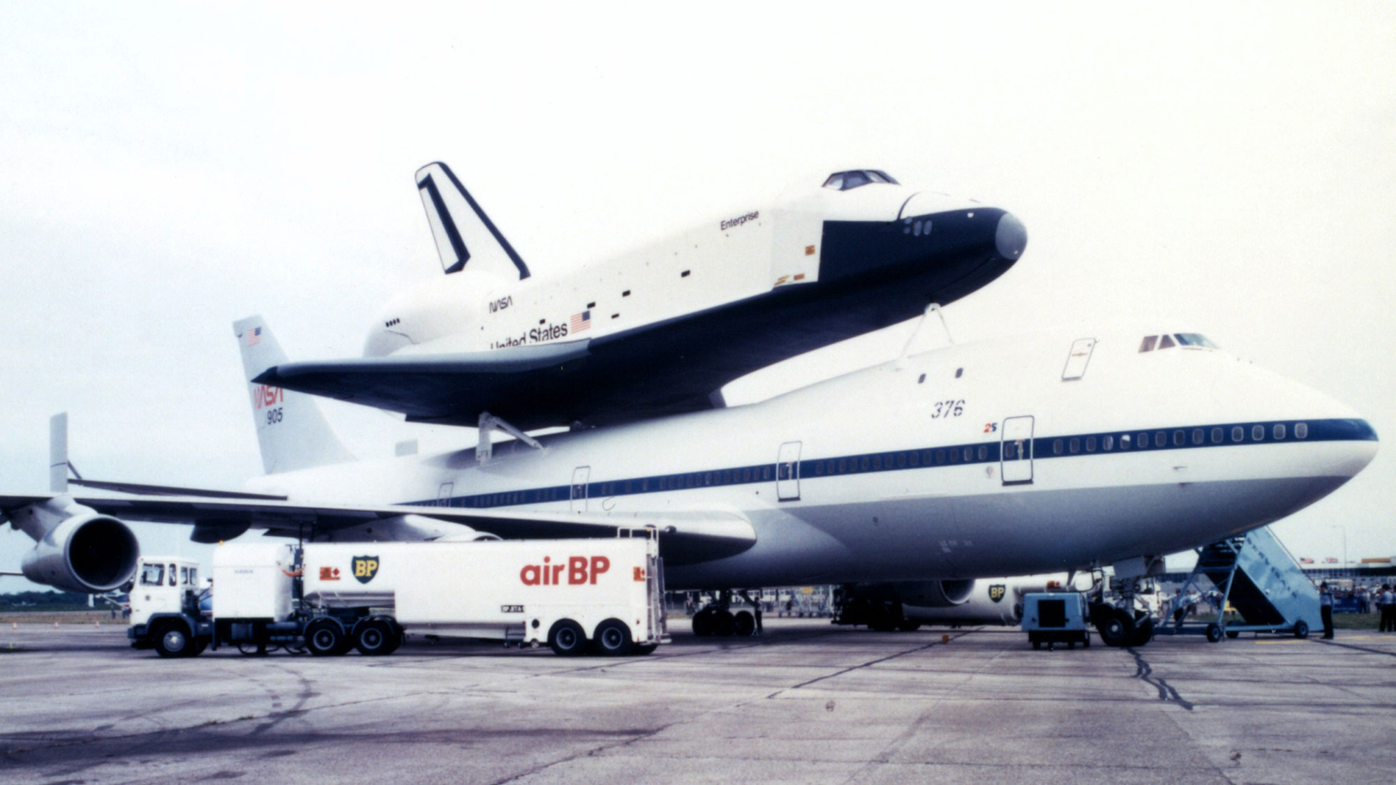 AirBP ravitaille un Boeing 747 transportant le prototype de la navette spatiale "Enterprise".