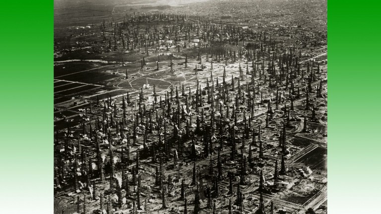 Vue aérienne de la forêt de derricks pétroliers au spectaculaire champ pétrolifère de Signal Hill, découvert en 1921, près de Long Beach, en Californie
